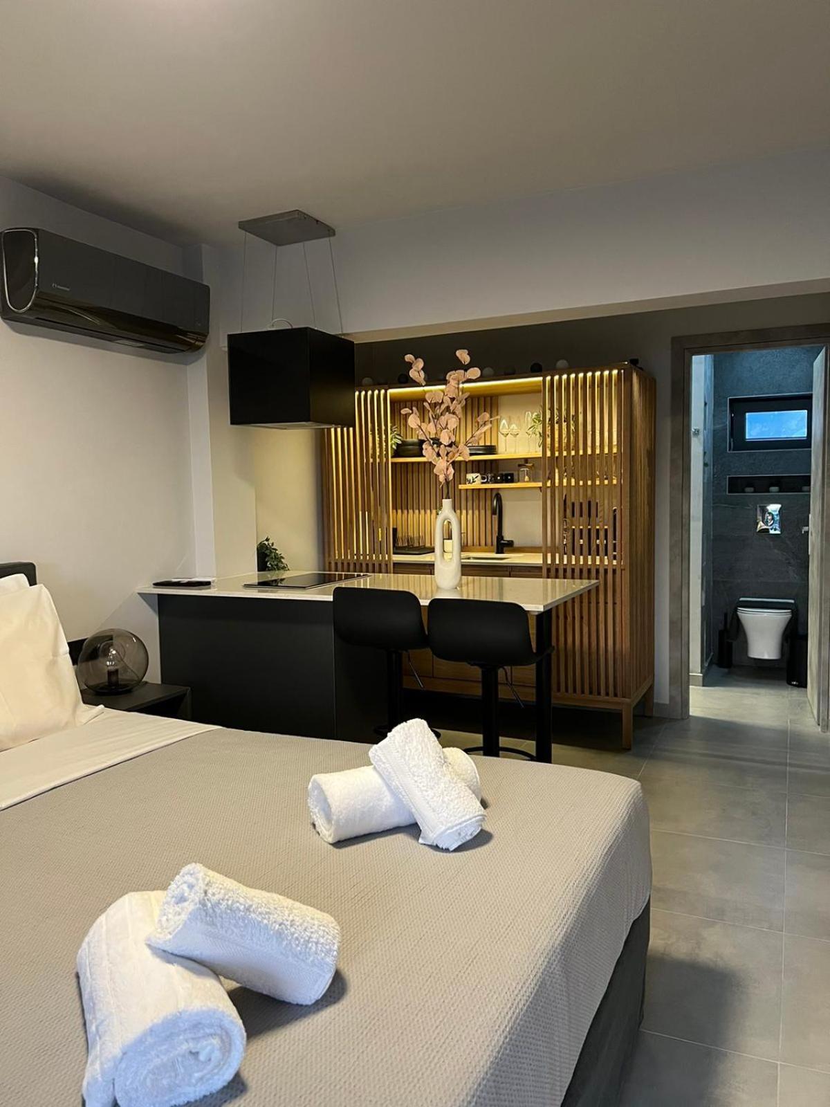 Loft Spa Greece - Enjoy Our Jacuzzi 칼라마타 외부 사진