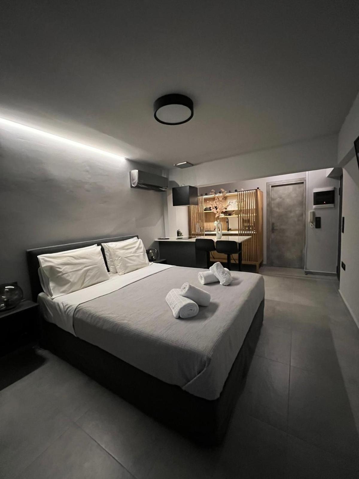 Loft Spa Greece - Enjoy Our Jacuzzi 칼라마타 외부 사진